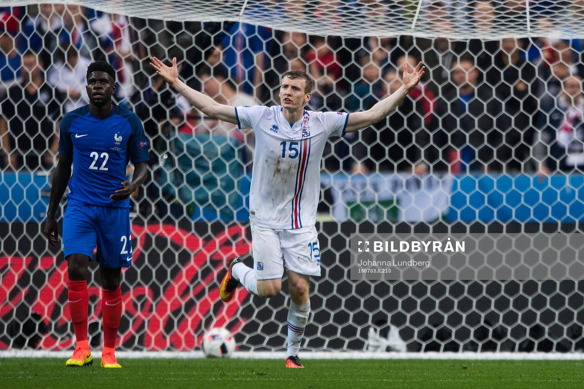 Islands Jón Dadi Bödvarsson reagerar mot domaren under fotbollsmatchen mellan Frankrike och Island under fotbolls-EM den 3 juli 2016 i Saint-Denis.