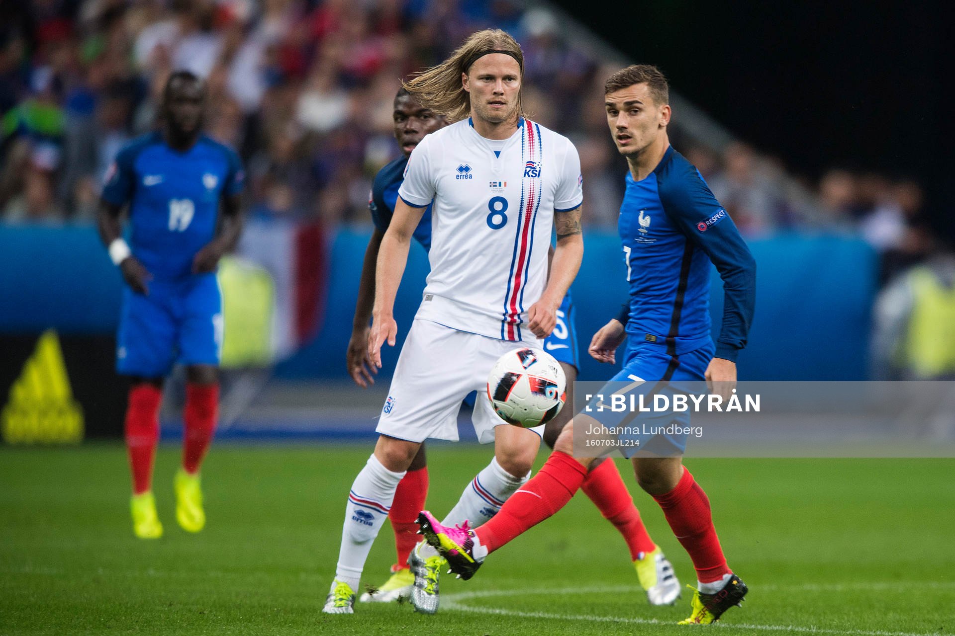 Islands Birkir Bjarnason mot Frankrikes Antoine Griezmann