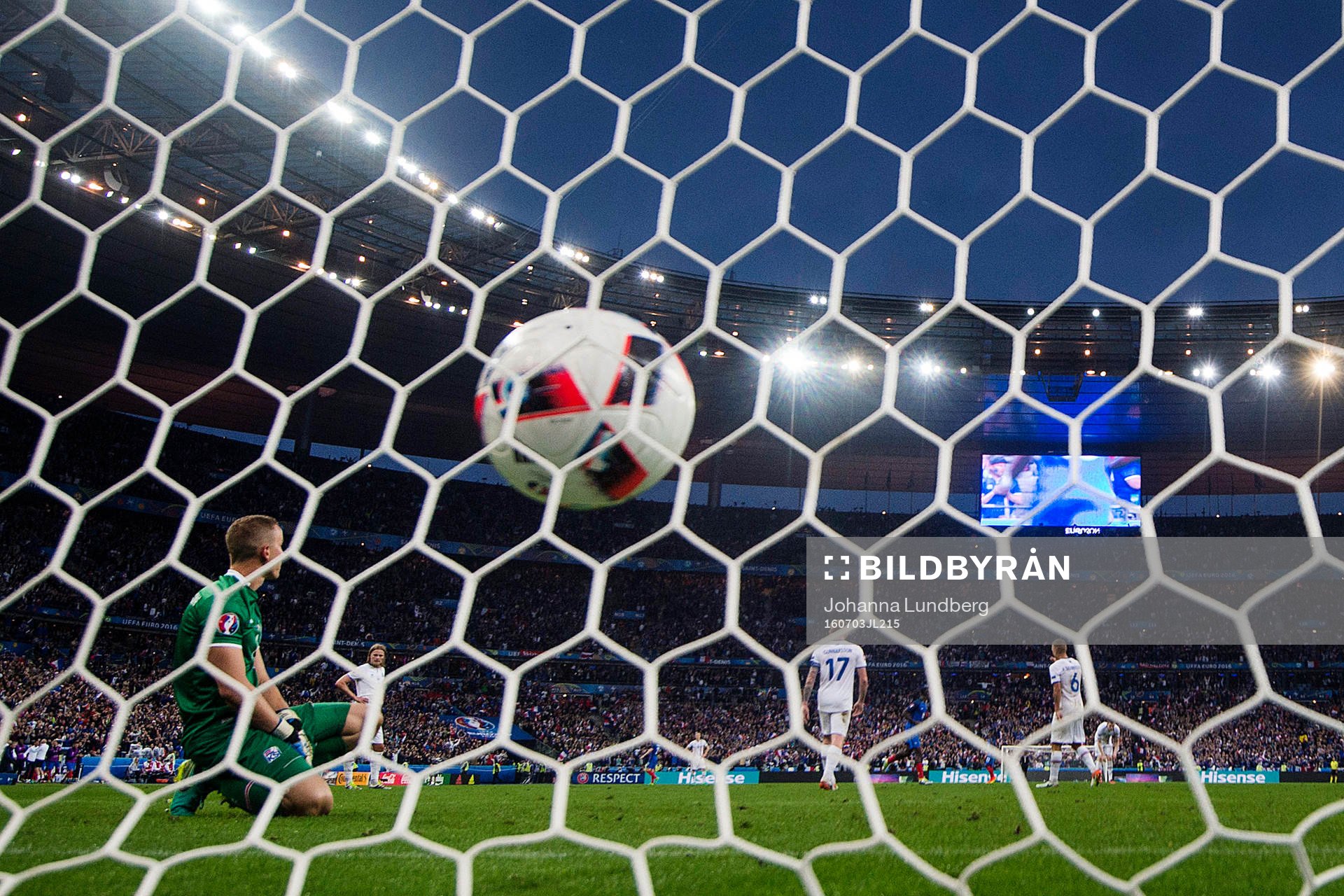 Islands målvakt Hannes Halldorsson släpper in 3-0 av