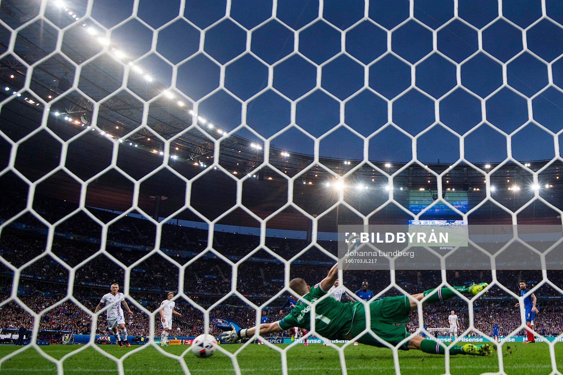Islands målvakt Hannes Halldorsson släpper in 3-0 av
