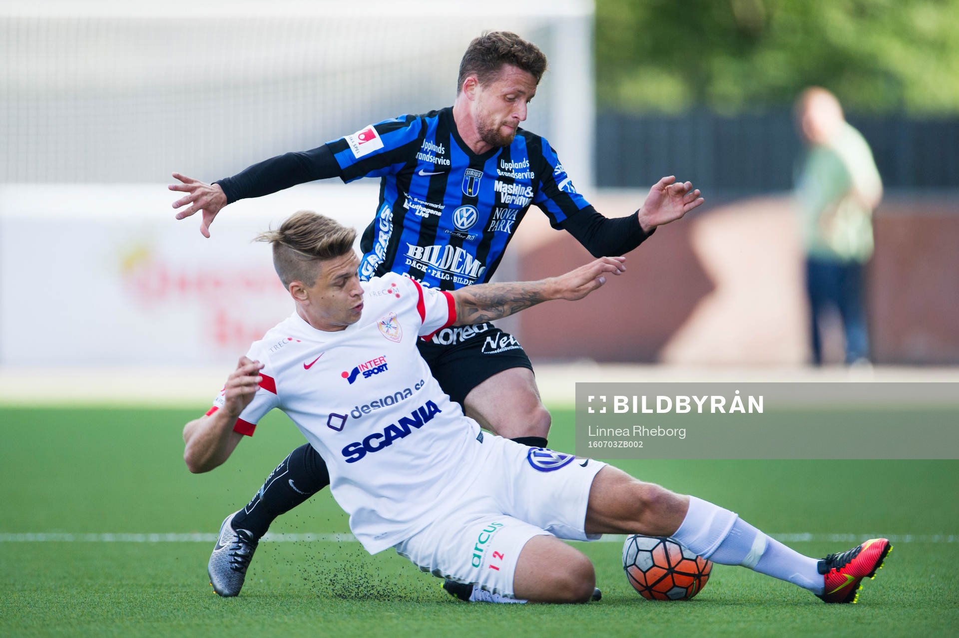 Assyriskas Fredrik Holster och Sirius Kujtim Bala i kamp om