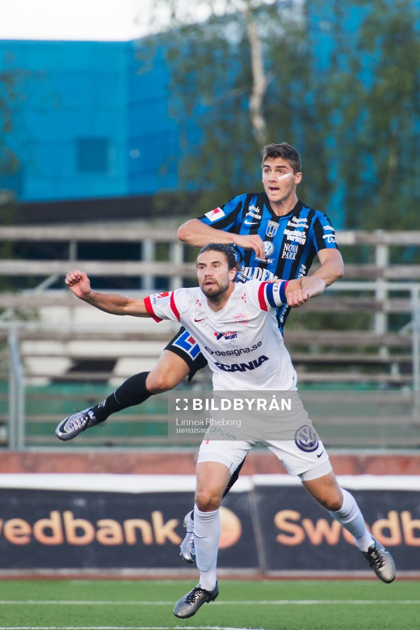 Assyriskas Linus Malmborg och Sirius Patrick Hopkins i en duell under fotbollsmatchen i Superettan mellan Assyriska och Sirius den 3 juli 2016 i Södertälje. 
