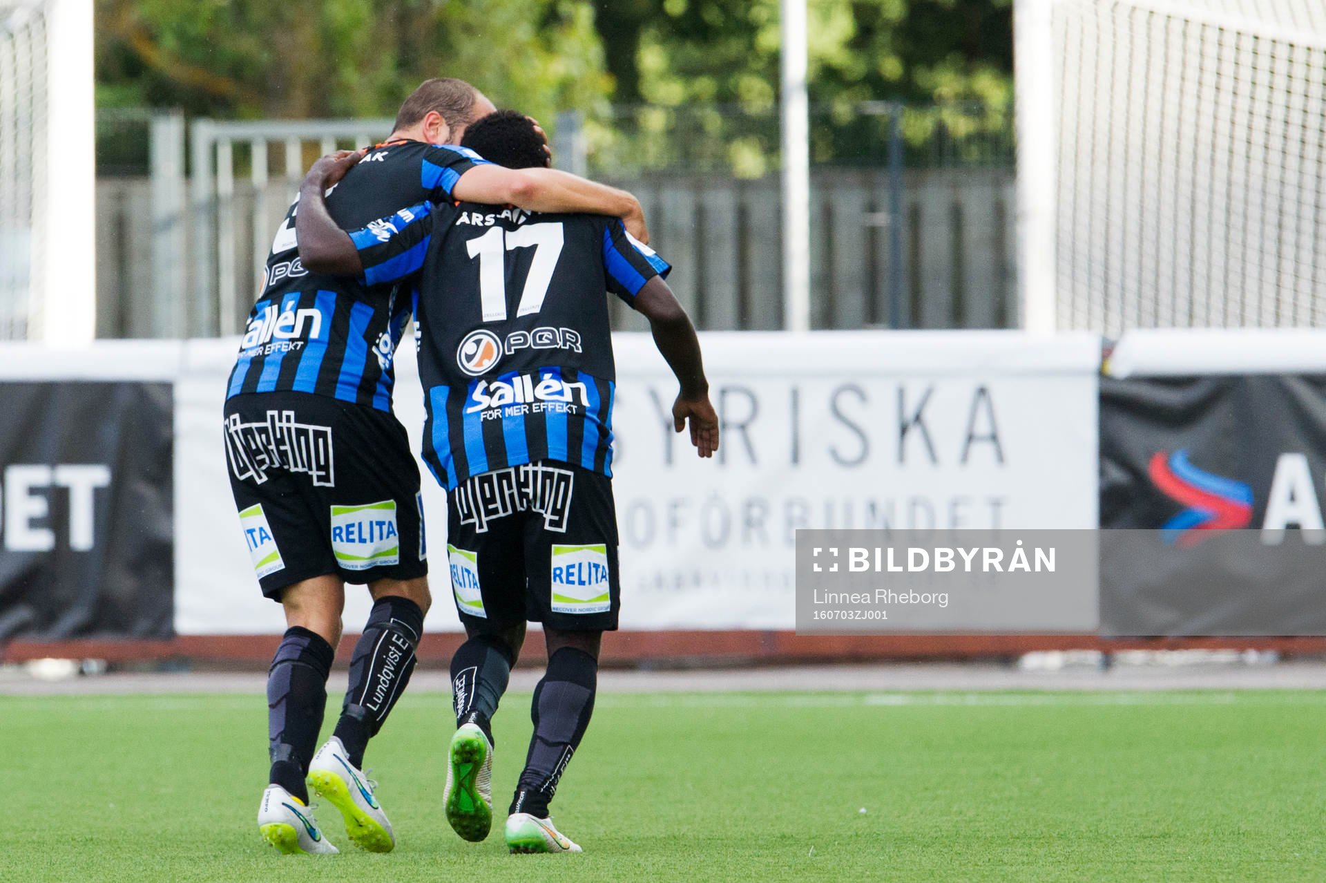 Sirius Karl Larson och Kingsley Kofi Sarfo jublar