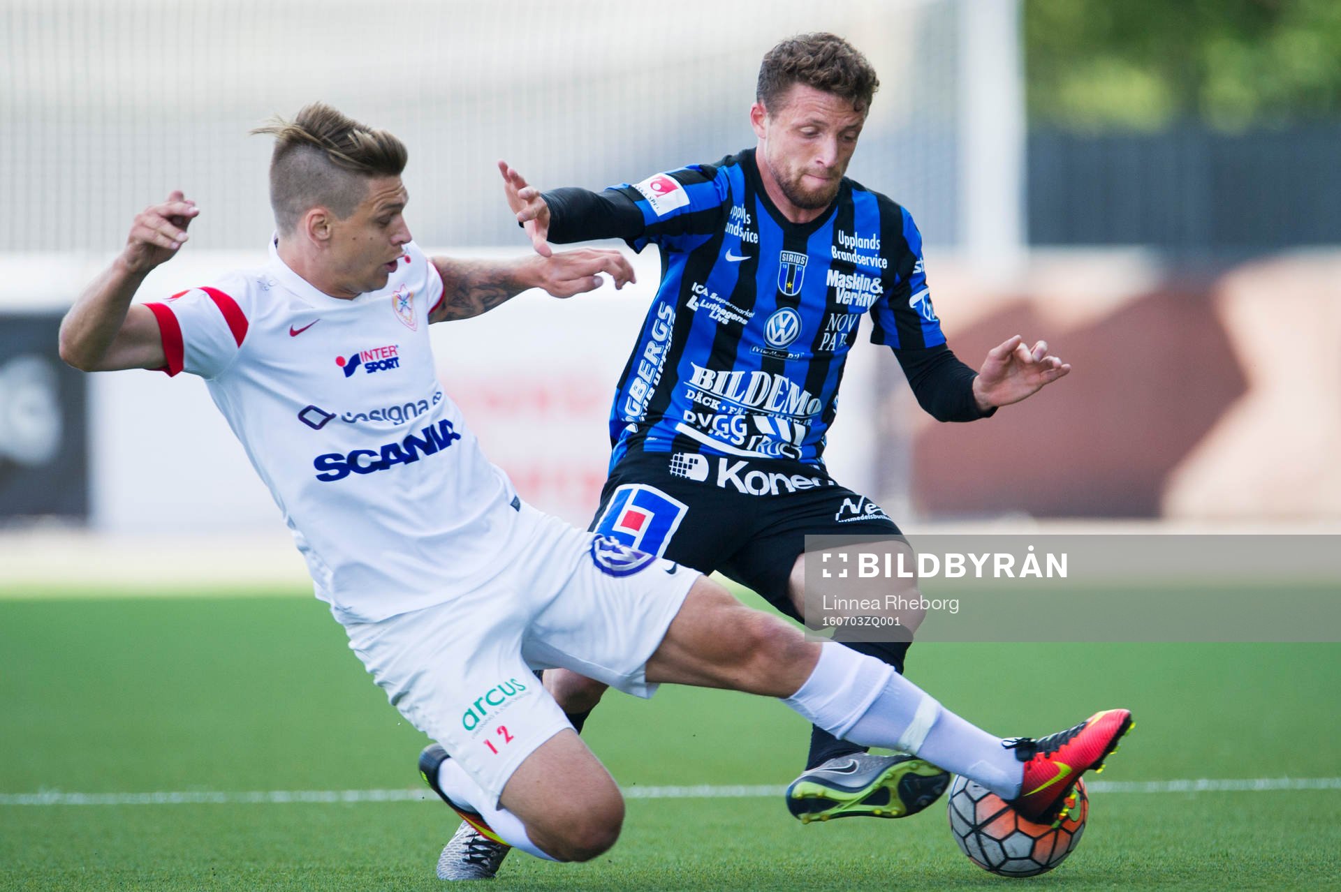 Assyriskas Fredrik Holster och Sirius Kujtim Bala i kamp om