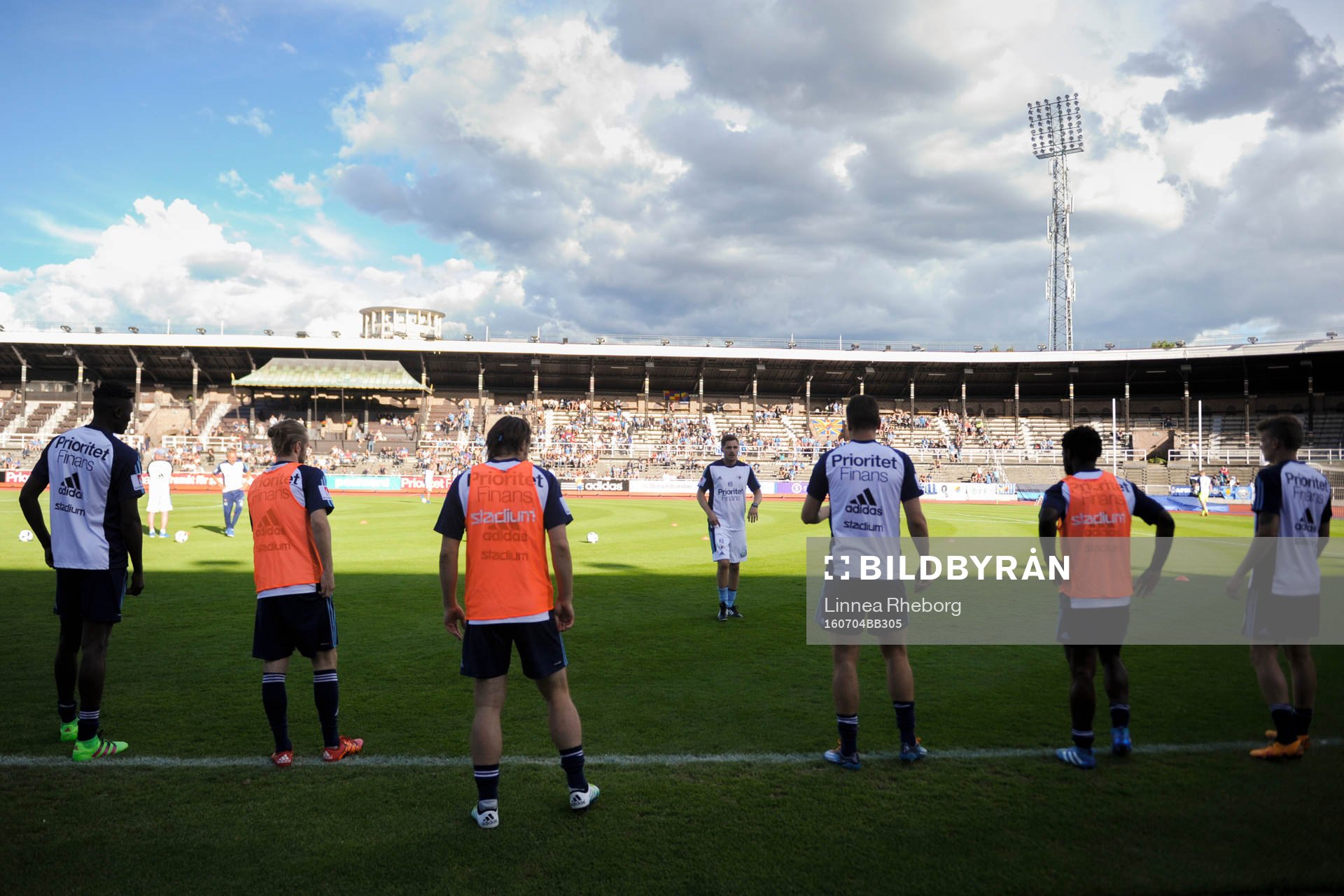 Djurgårdens spelare värmer upp före träningsmatchen i