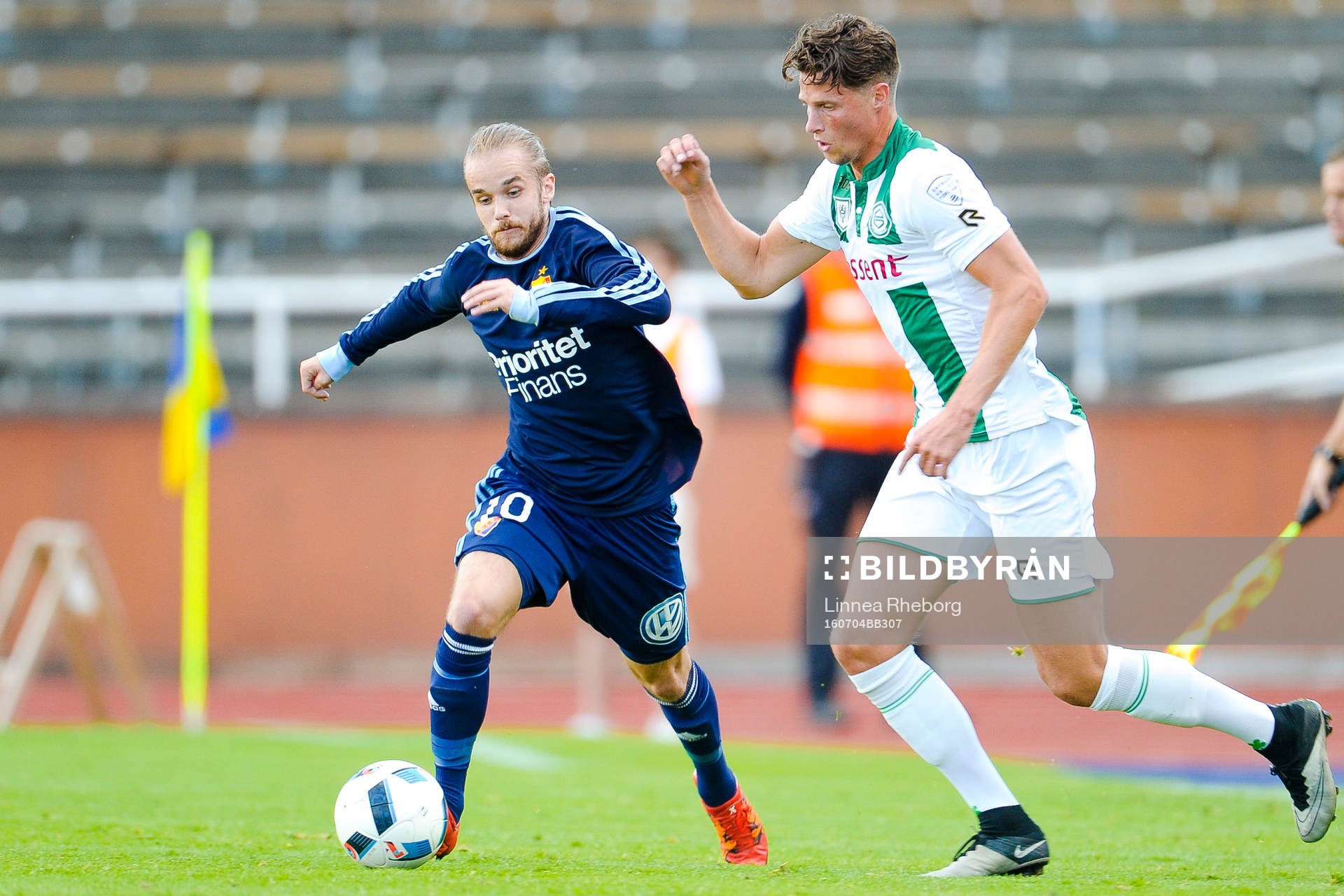Djurgårdens Daniel Berntsen och Groningens Hans Hateboer under träningsmatchen i fotboll mellan Djurgården och Groningen den 4 juli 2016 i Stockholm.