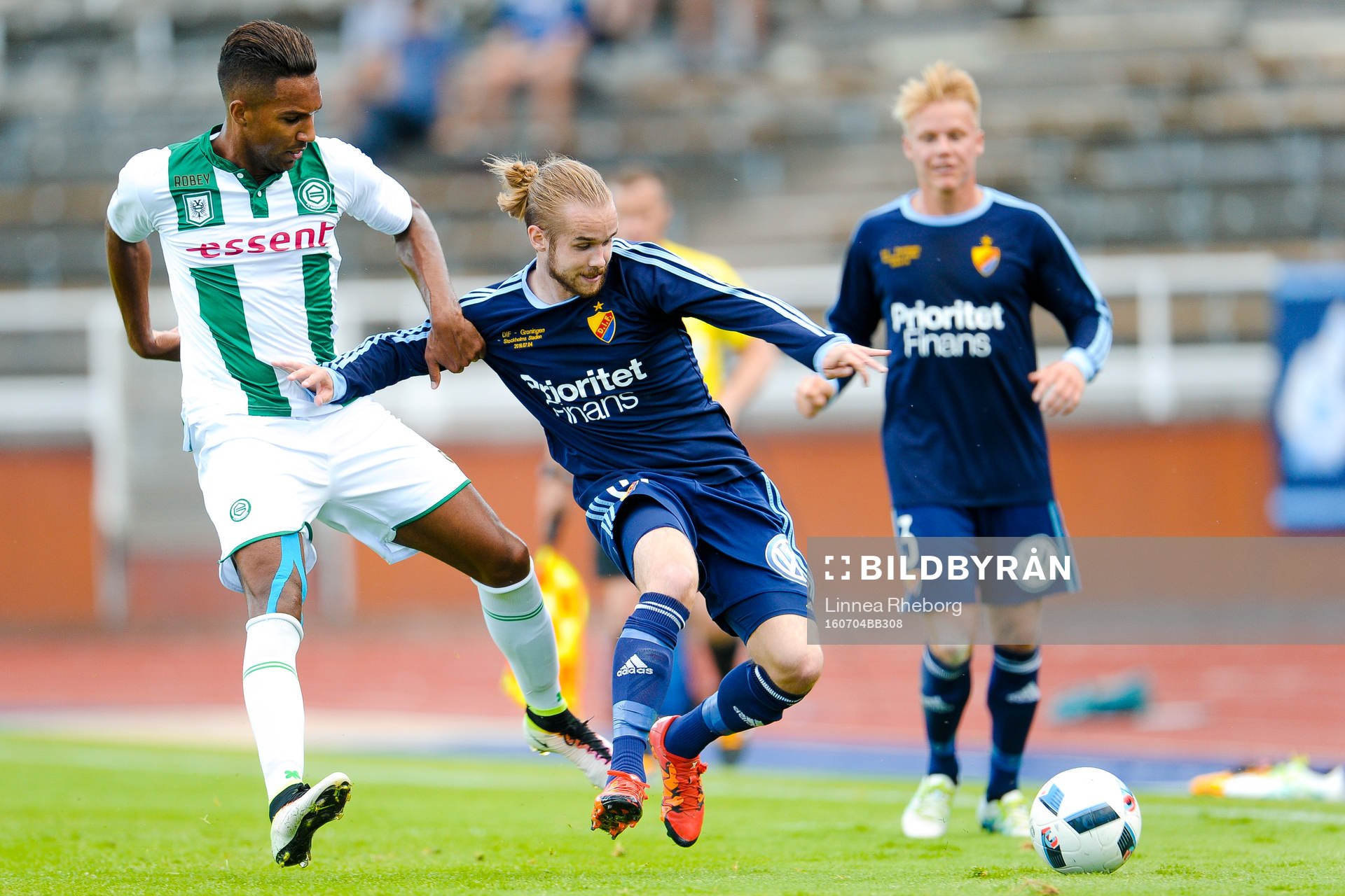 Djurgårdens Daniel Berntsen och Groningens Danny Hoesen