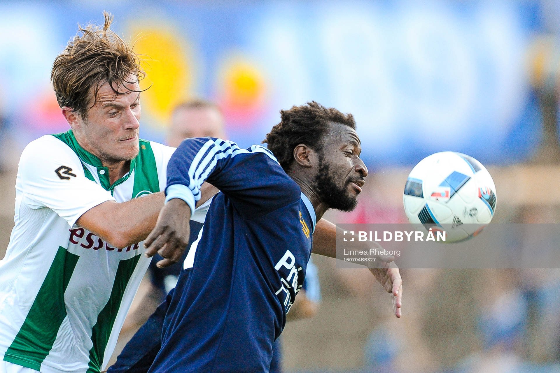Groningens Etienne Reijnen och Djurgårdens Amadou Jawo under träningsmatchen i fotboll mellan Djurgården och Groningen den 4 juli 2016 i Stockholm.