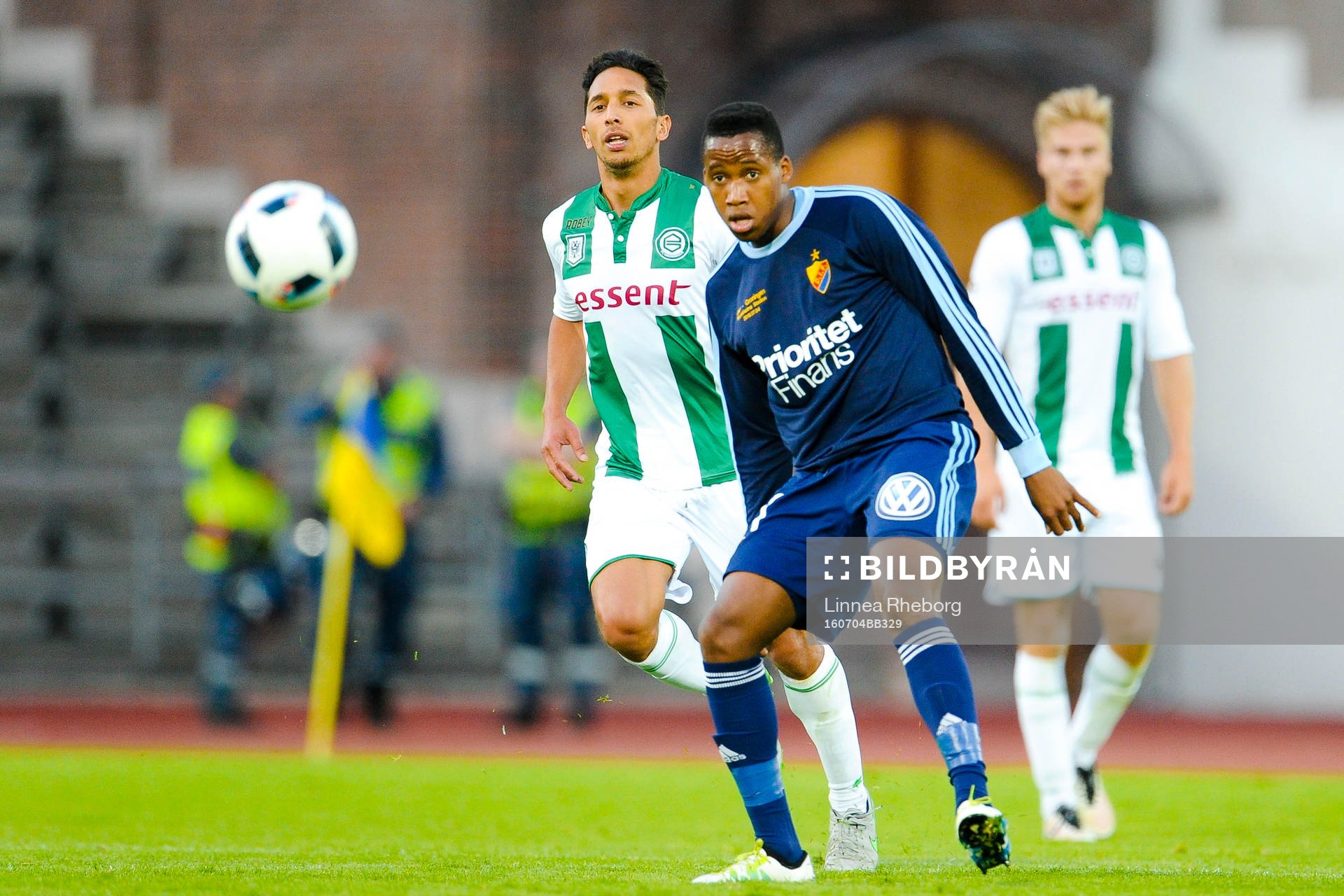 Groningens Tom Hiariej och Djurgårdens Mihlali Mabhuti Mayambela under träningsmatchen i fotboll mellan Djurgården och Groningen den 4 juli 2016 i Stockholm. 
