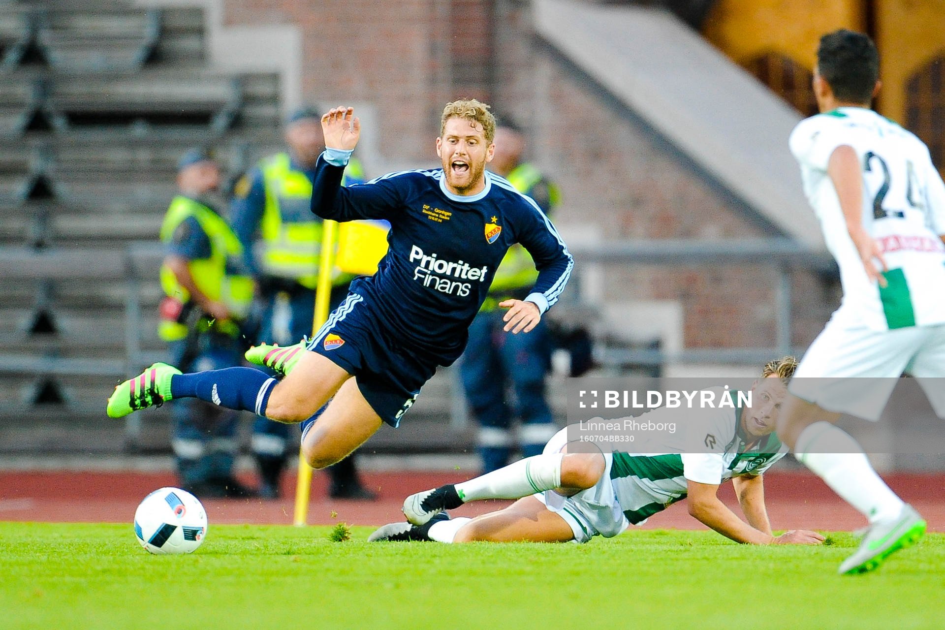 Groningens Hans Hateboer och Djurgårdens Stefan Karlsson i en kamp under träningsmatchen i fotboll mellan Djurgården och Groningen den 4 juli 2016 i Stockholm.