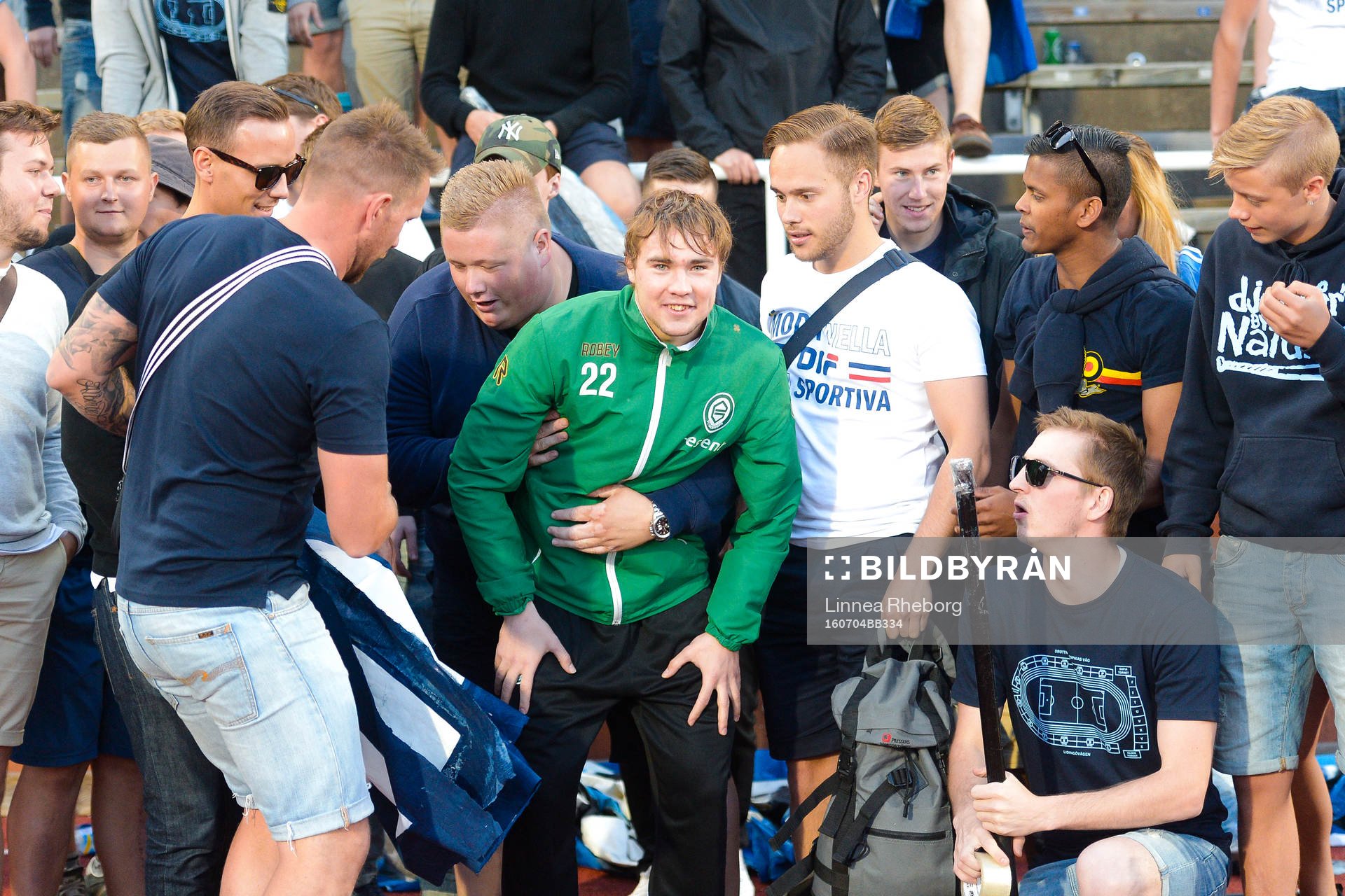 Groningens Simon Tibbling med Djurgårdens supportrar