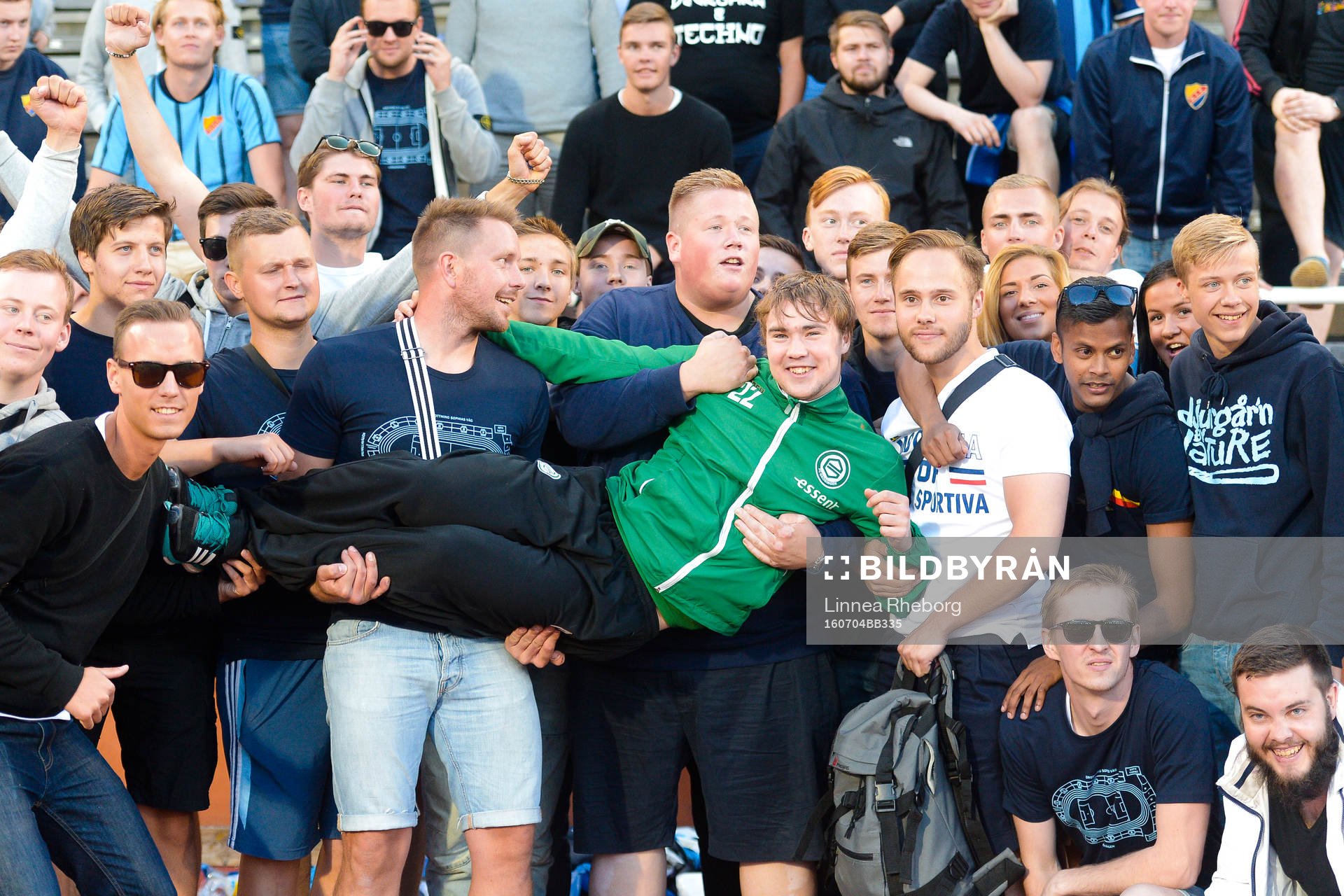 Groningens Simon Tibbling med Djurgårdens supportrar