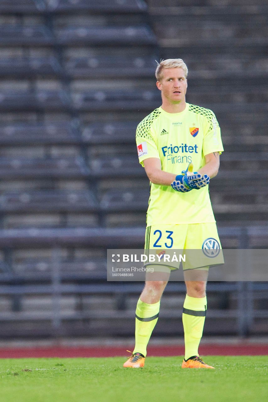 Djurgårdens målvakt Hampus Nilsson under träningsmatchen i fotboll mellan Djurgården och Groningen den 4 juli 2016 i Stockholm. 