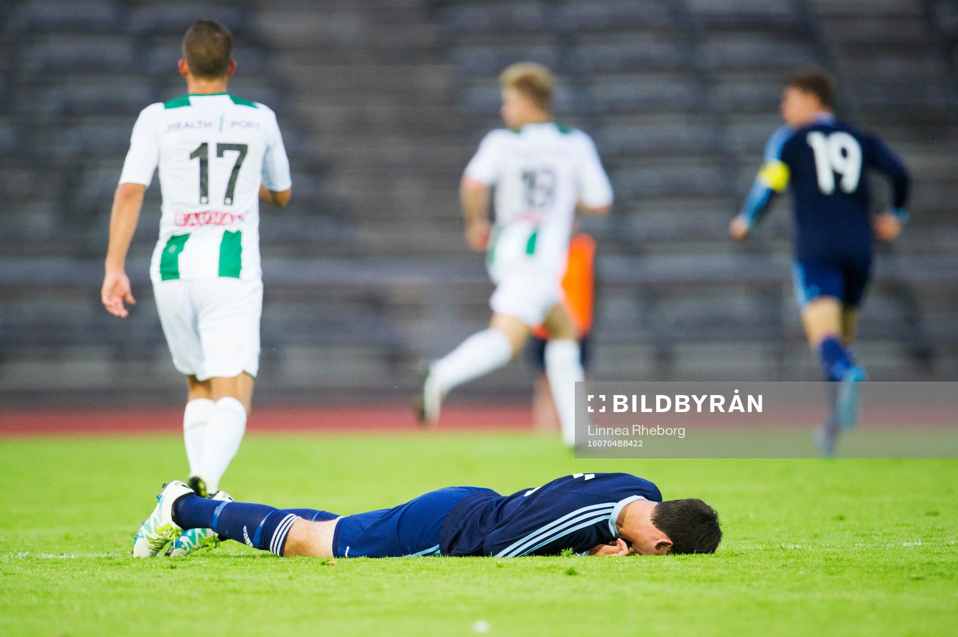 Djurgårdens Besard Sabovic ligger efter en kollision under träningsmatchen i fotboll mellan Djurgården och Groningen den 4 juli 2016 i Stockholm.
