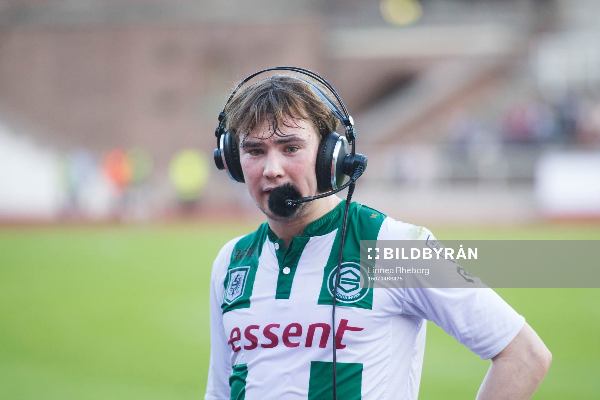 Groningens Simon Tibbling blir intervjuad av Djurgården TV under träningsmatchen i fotboll mellan Djurgården och Groningen den 4 juli 2016 i Stockholm.