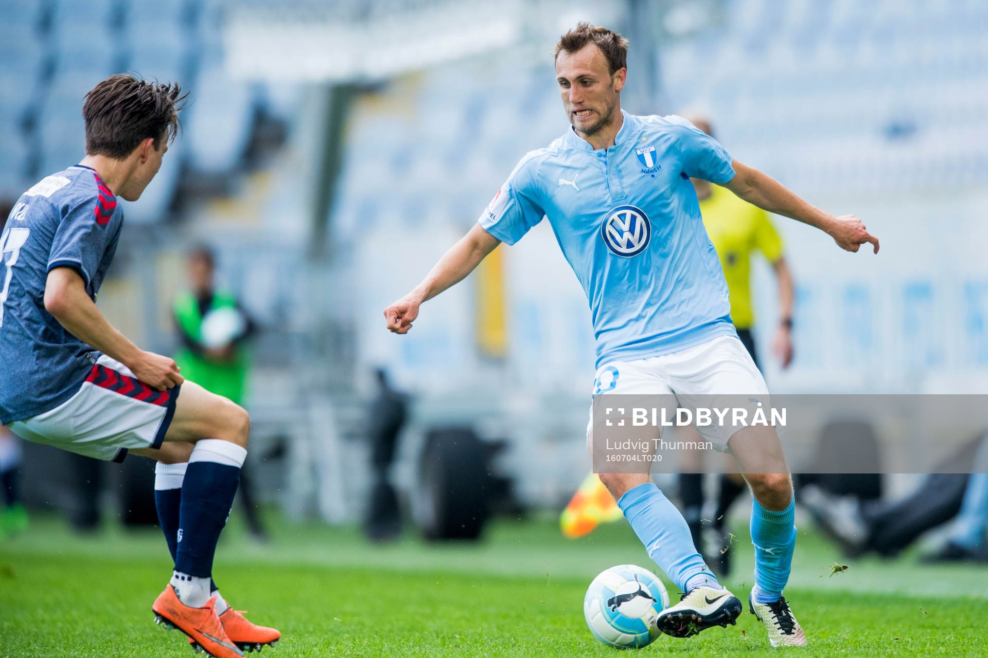 Malmö FFs Magnus Wolff Eikrem utmanar AGF Aarhus Oskar Buur