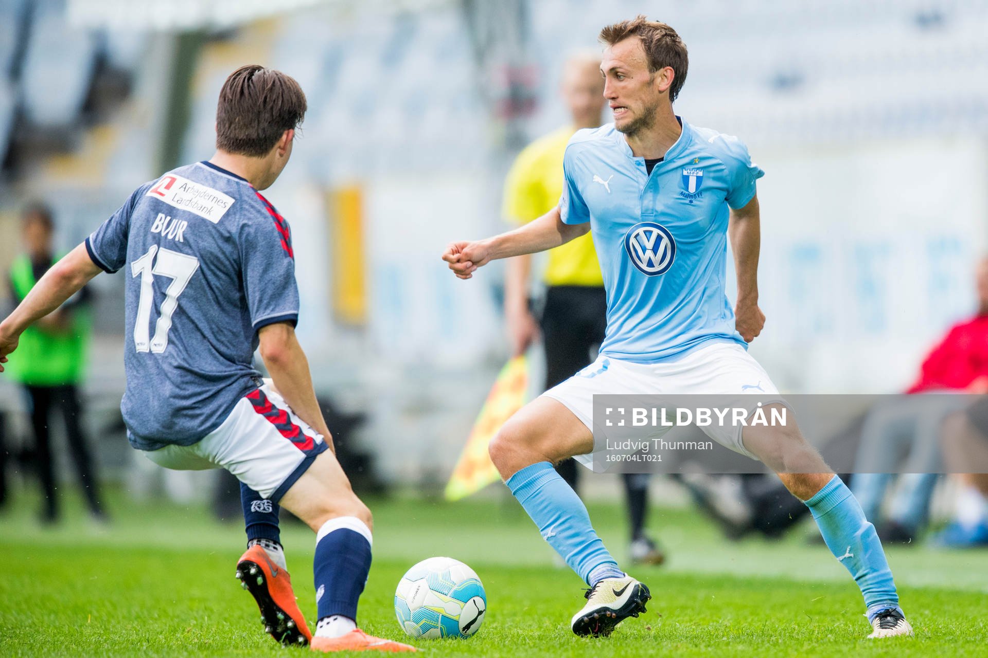 Malmö FFs Magnus Wolff Eikrem utmanar AGF Aarhus Oskar Buur