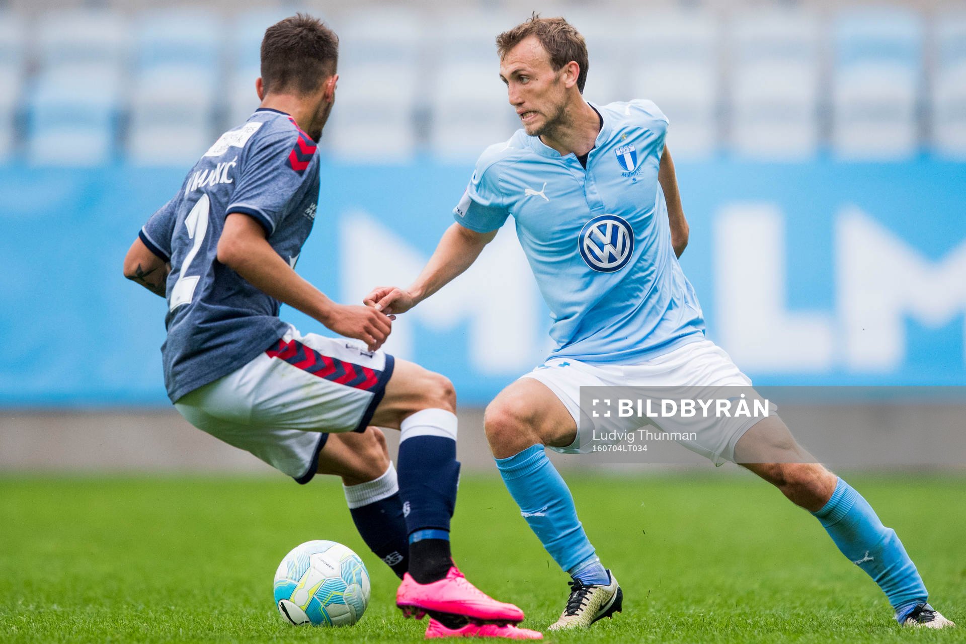 Malmö FFs Magnus Wolff Eikrem bevakas av AGF Aarhus Dino