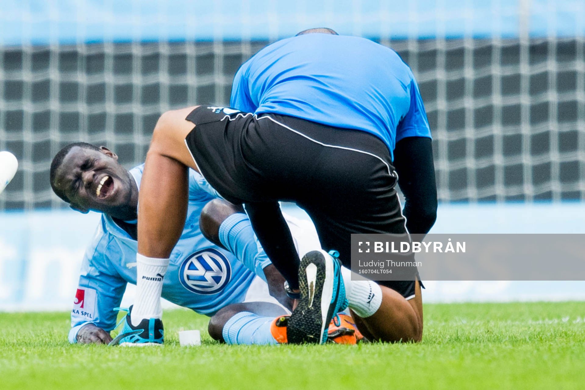 Malmö FFs Enock Kofi Adu får vård av nappant Wilner