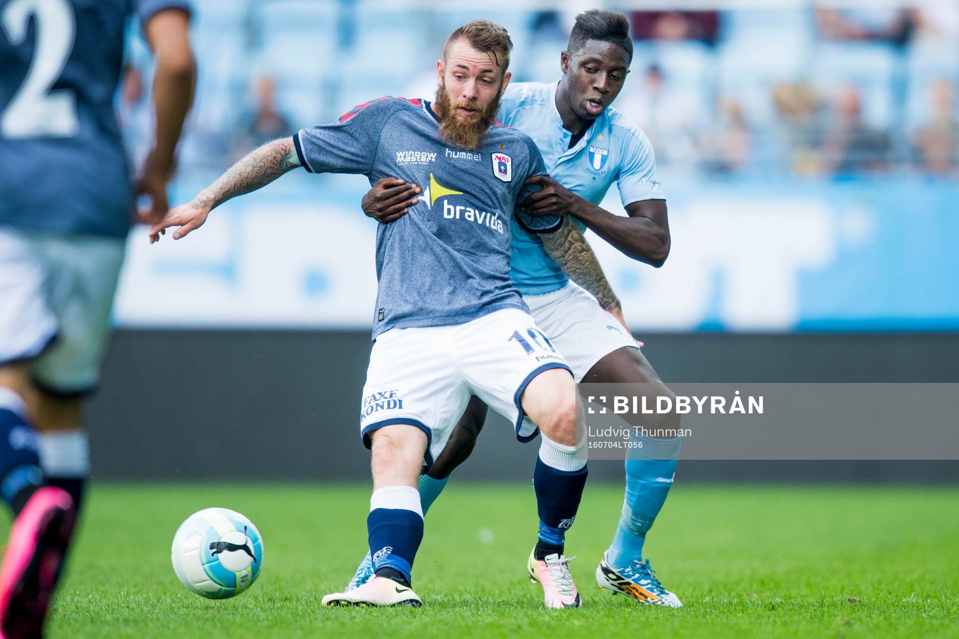 AGF Aarhus Martin Spelmann i kamp om bollen med Malmö FFs