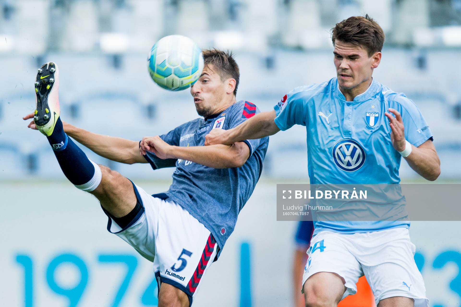 AGF Aarhus Alexander Juel Andersen i kamp om bollen med