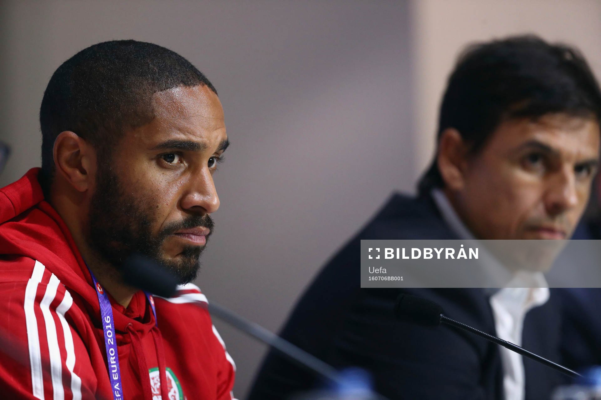 I denna handout-bild från UEFA ses Ashley Williams och förbundskapten Chris Coleman på Wales fotbollslandslags presskonferens under fotbolls-EM den 6 juli 2016 i Lyon.