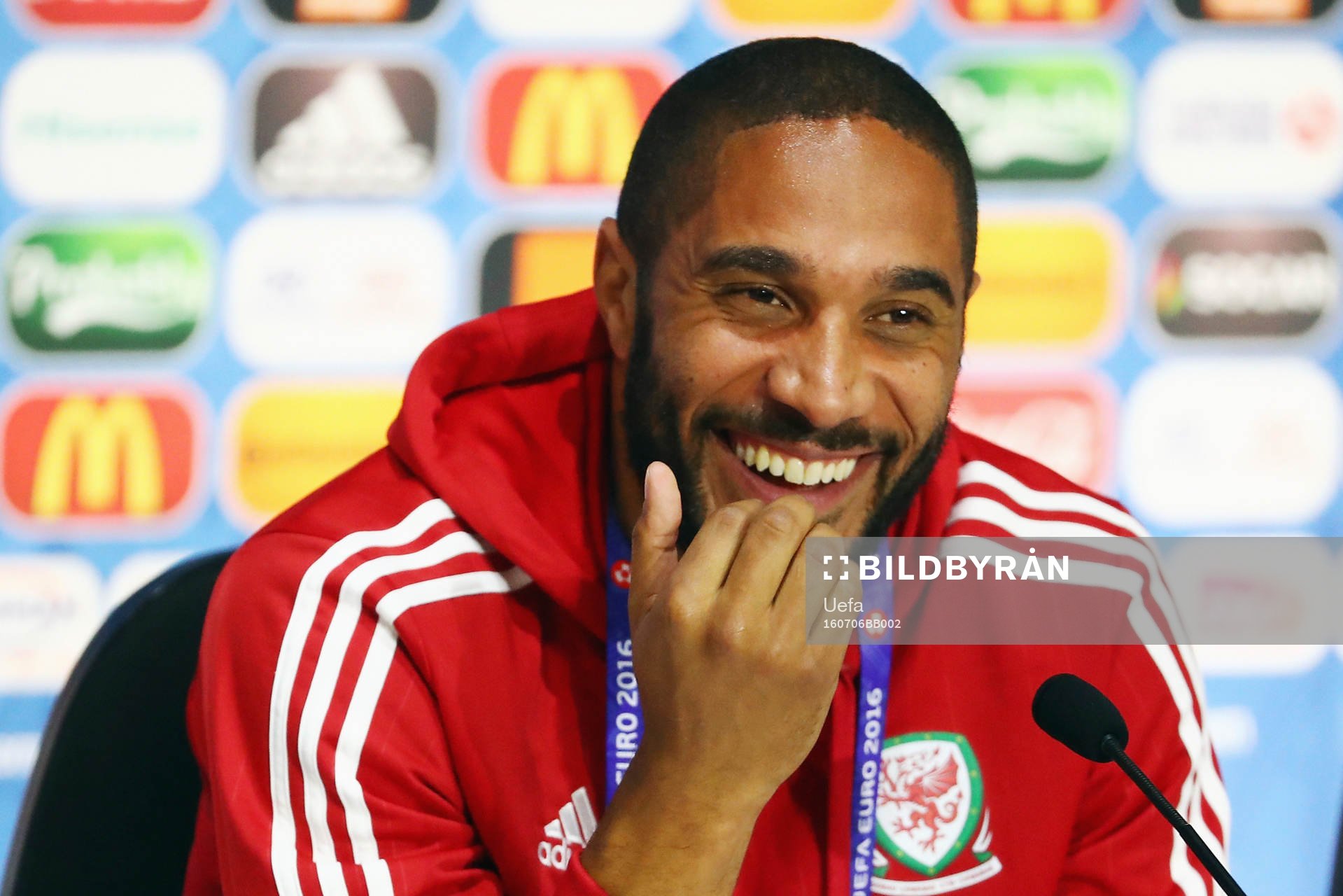 I denna handout-bild från UEFA ses Ashley Williams på Wales fotbollslandslags presskonferens under fotbolls-EM den 6 juli 2016 i Lyon.