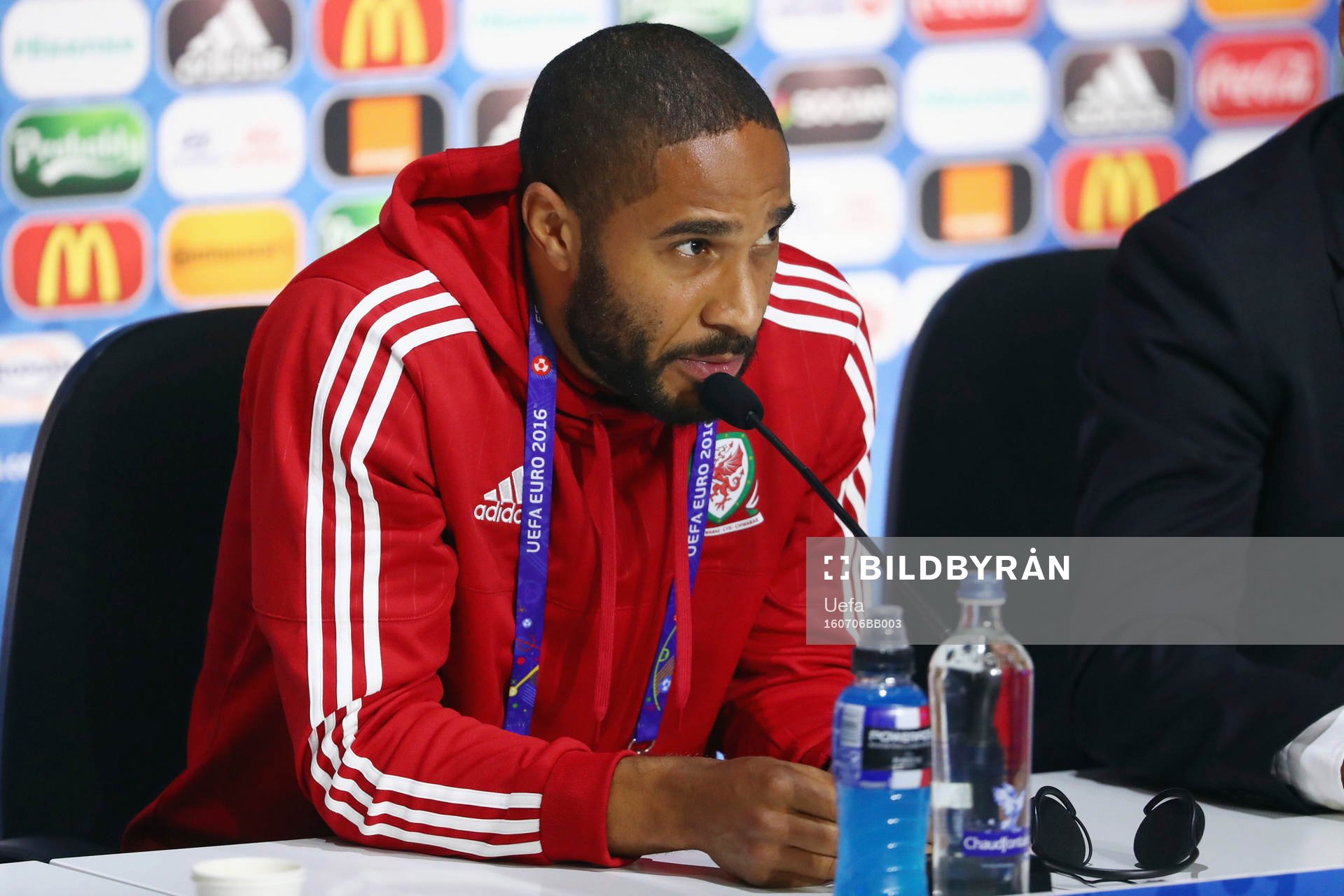 I denna handout-bild från UEFA ses Ashley Williams på Wales fotbollslandslags presskonferens under fotbolls-EM den 6 juli 2016 i Lyon.