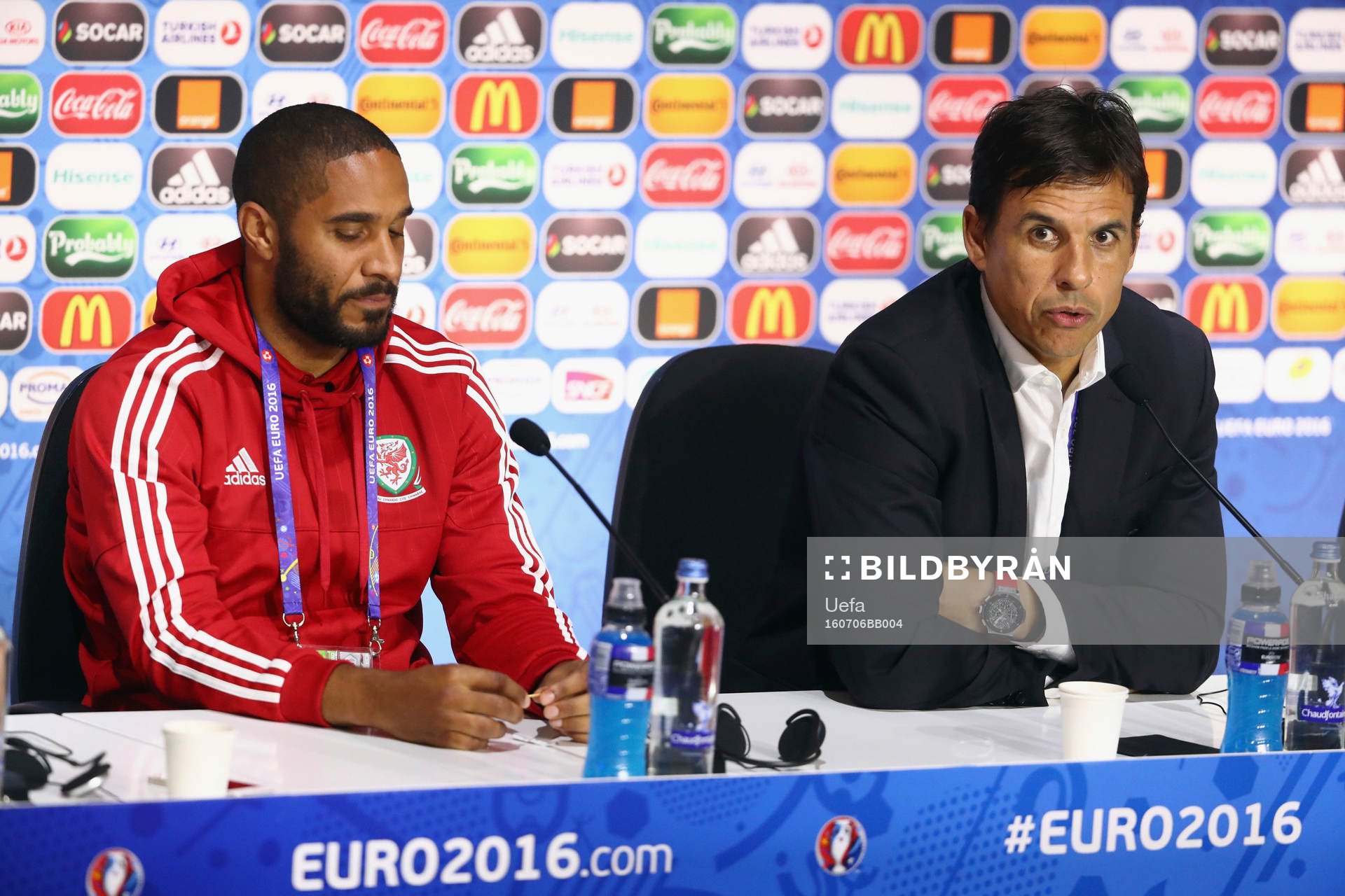 I denna handout-bild från UEFA ses Ashley Williams och förbundskapten Chris Coleman på Wales fotbollslandslags presskonferens under fotbolls-EM den 6 juli 2016 i Lyon.