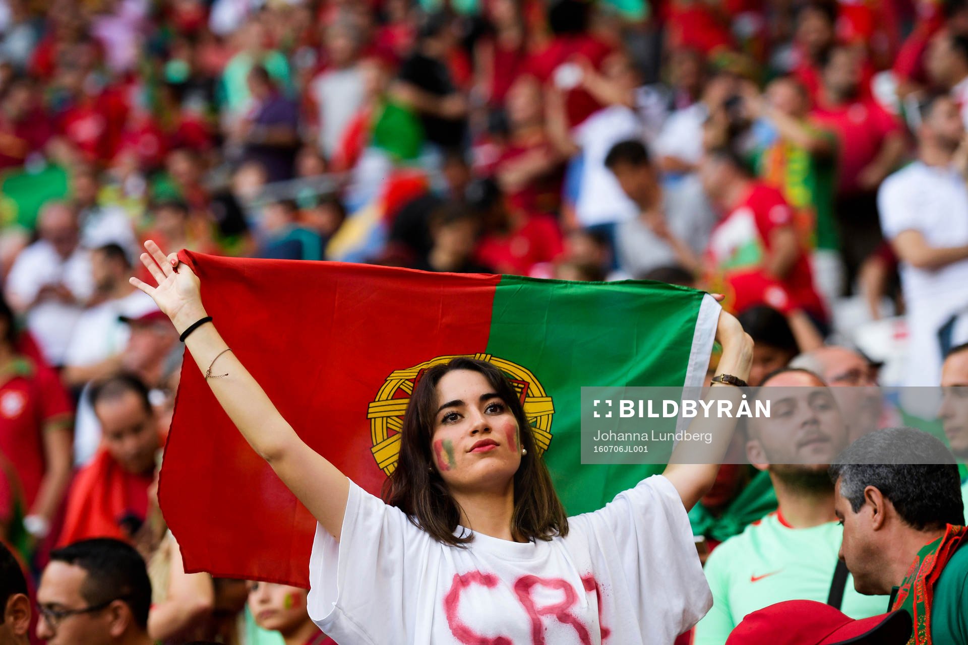 Portugisiska supportrar på läktaren före fotbollsmatchen