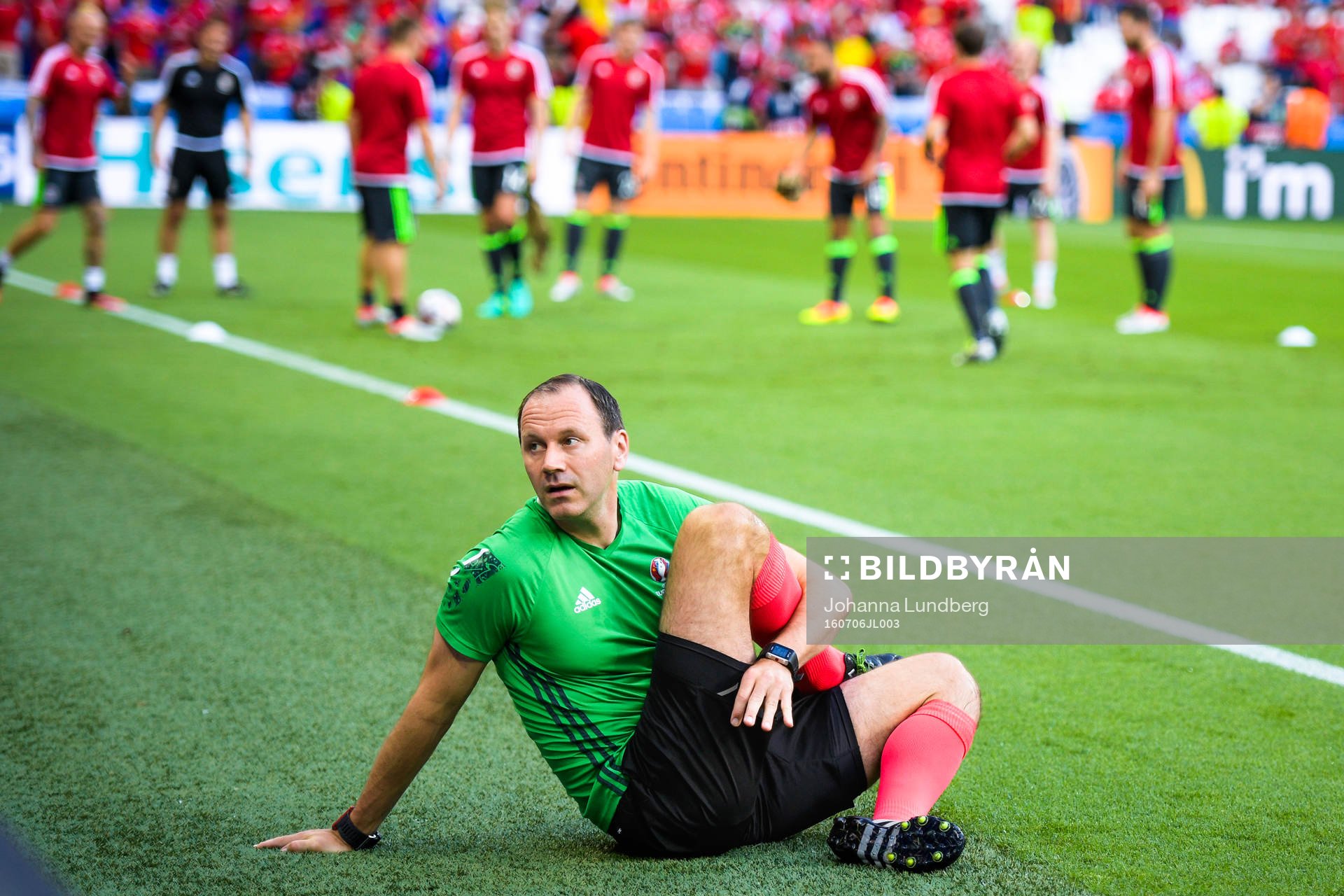 Matchens domare Jonas Eriksson värmer upp före fotbollsmatchen mellan Portugal och Wales under fotbolls-EM den 6 juli 2016 i Lyon.