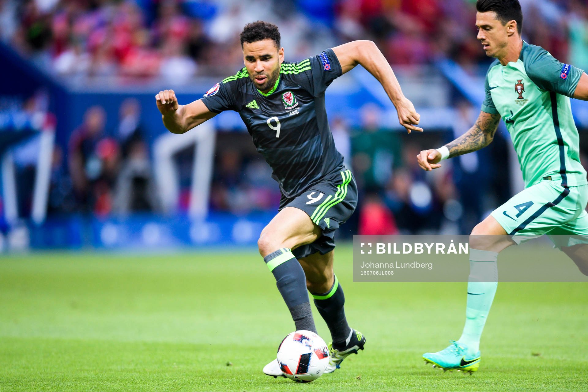 Wales Hal Robson-Kanu och Portugals José Fonte