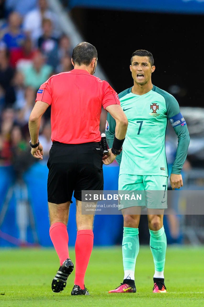 Matchens domare Jonas Eriksson och Portugals Cristiano