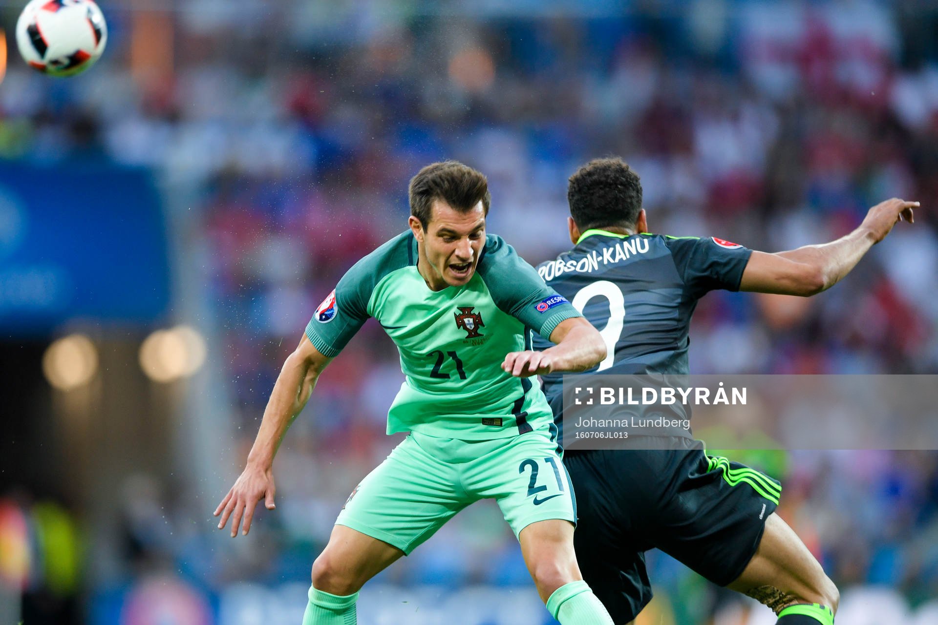 Portugals Cedric och Wales Hal Robson-Kanu