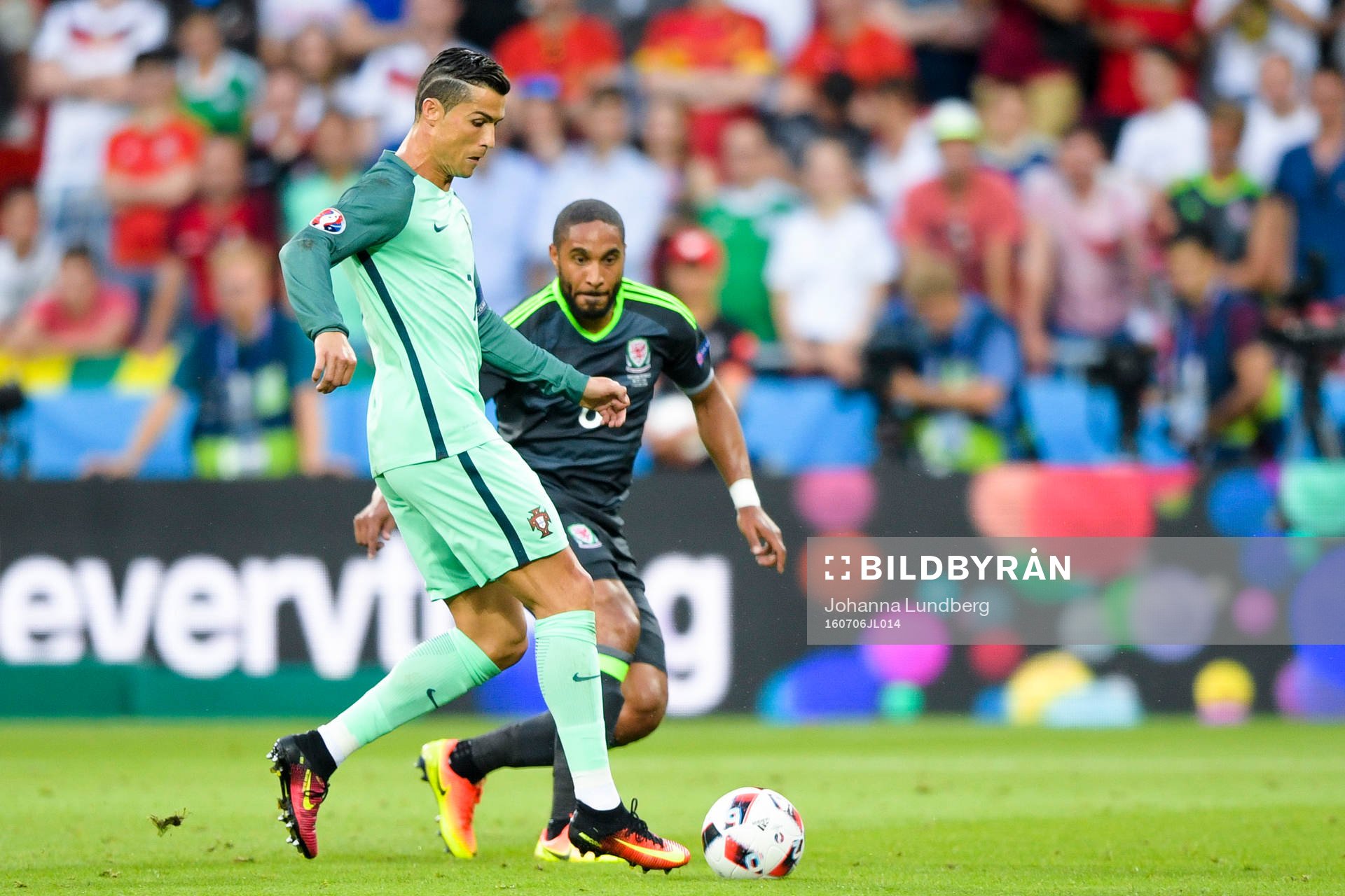 Portugals Cristiano Ronaldo och Wales Neil Taylor