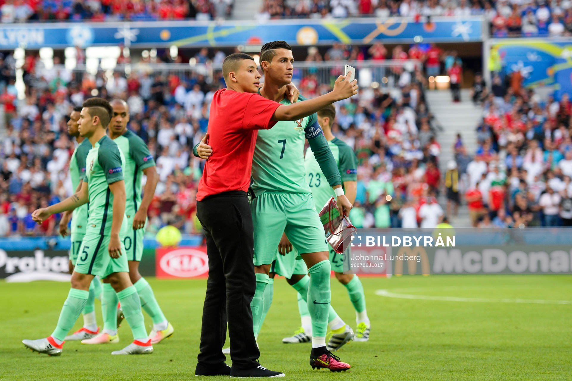 Planstormare tar en selfie med Portugals Cristiano Ronaldo