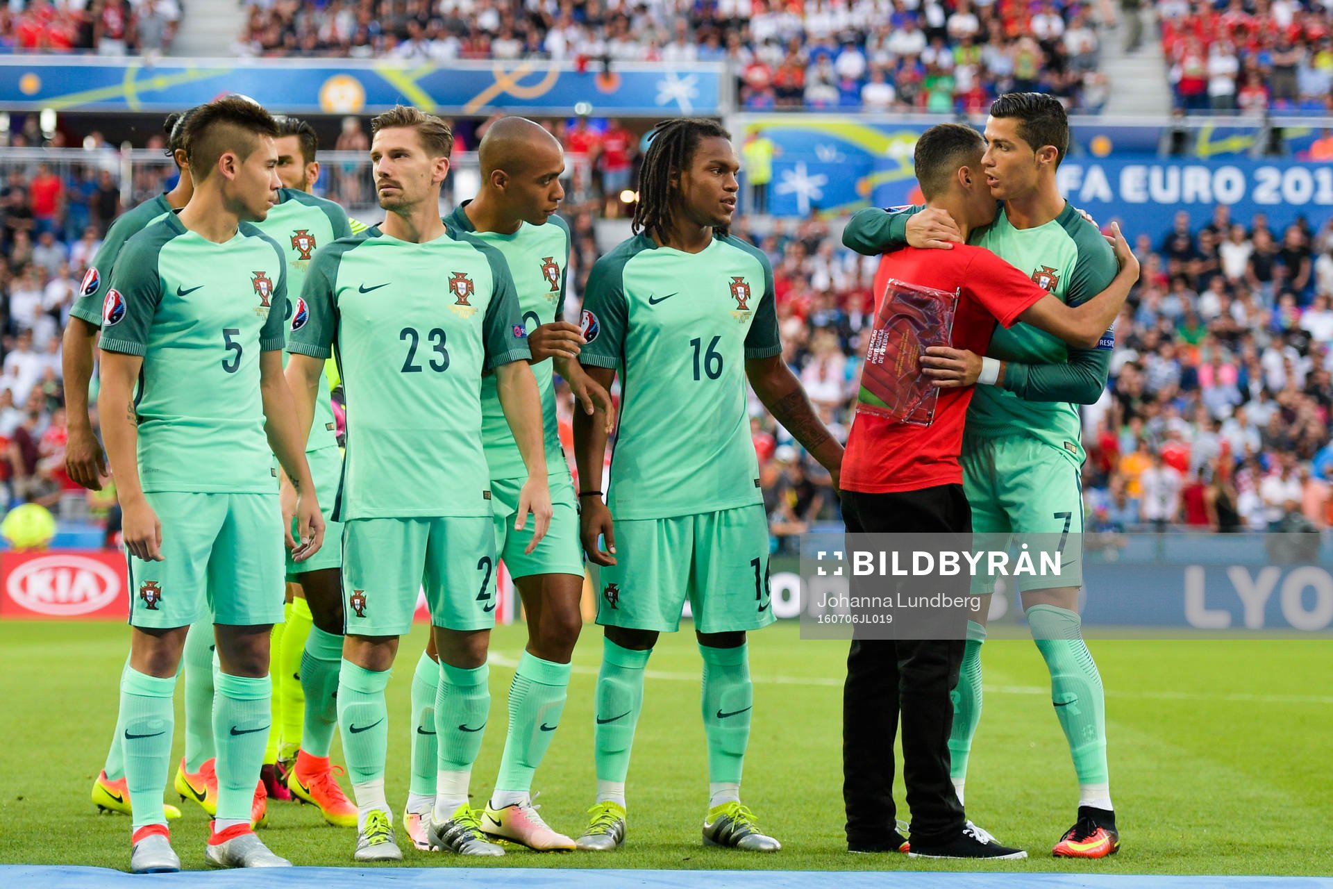 Planstormare tar en selfie med Portugals Cristiano Ronaldo