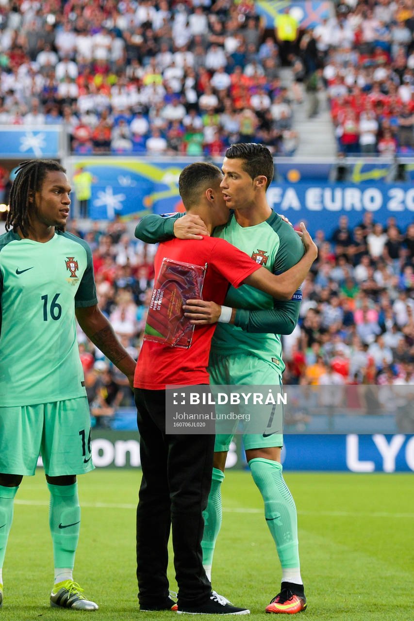 Planstormare tar en selfie med Portugals Cristiano Ronaldo
