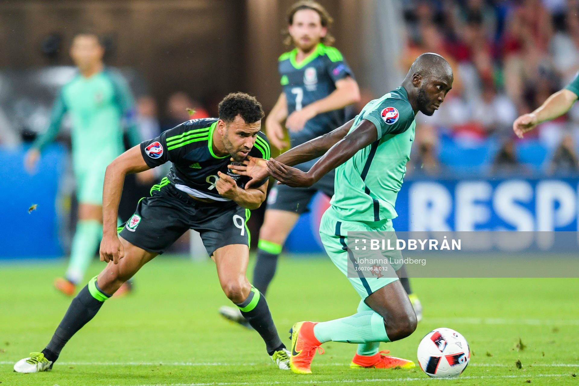Wales George Williams och Portugals Joao Mario  under fotbollsmatchen mellan Portugal och Wales under fotbolls-EM den 6 juli 2016 i Lyon.