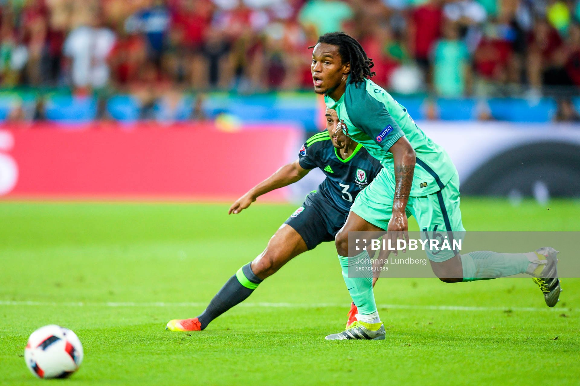 Portugals Renato Sanches och Wales Neil Taylor under fotbollsmatchen mellan Portugal och Wales under fotbolls-EM den 6 juli 2016 i Lyon.
