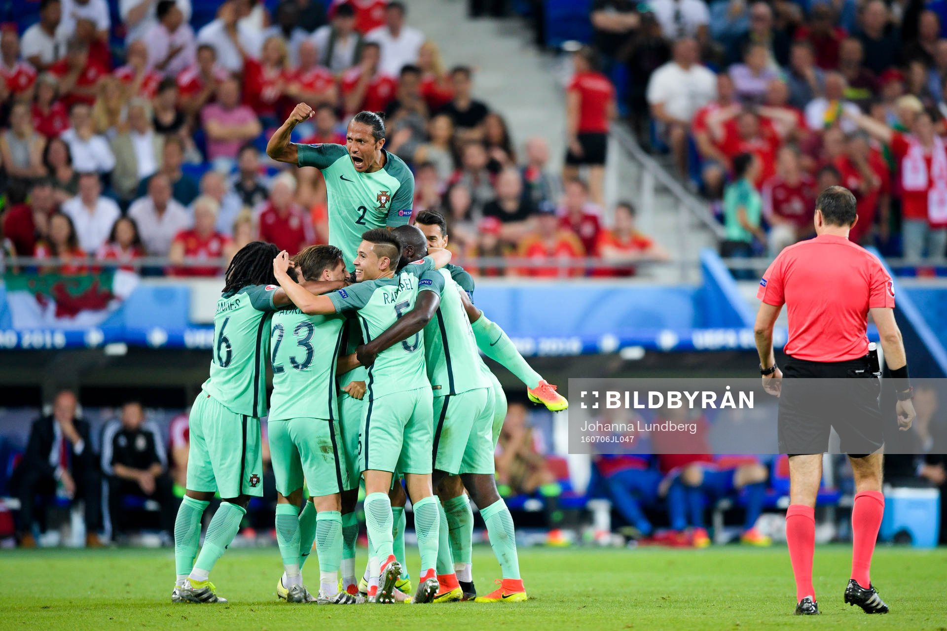 Portugals Bruno Alves  jublar med lagkamraterna bredvid