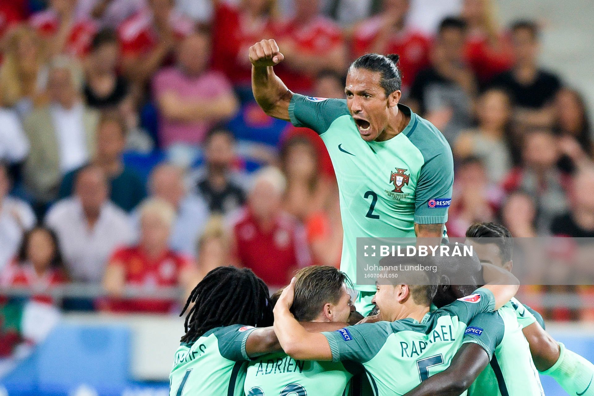 Portugals Bruno Alves  jublar med lagkamraterna