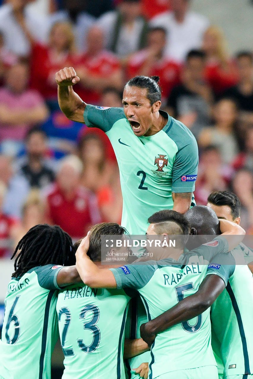 Portugals Bruno Alves  jublar med lagkamraterna efter 2-0  av Nani under fotbollsmatchen mellan Portugal och Wales under fotbolls-EM den 6 juli 2016 i Lyon.