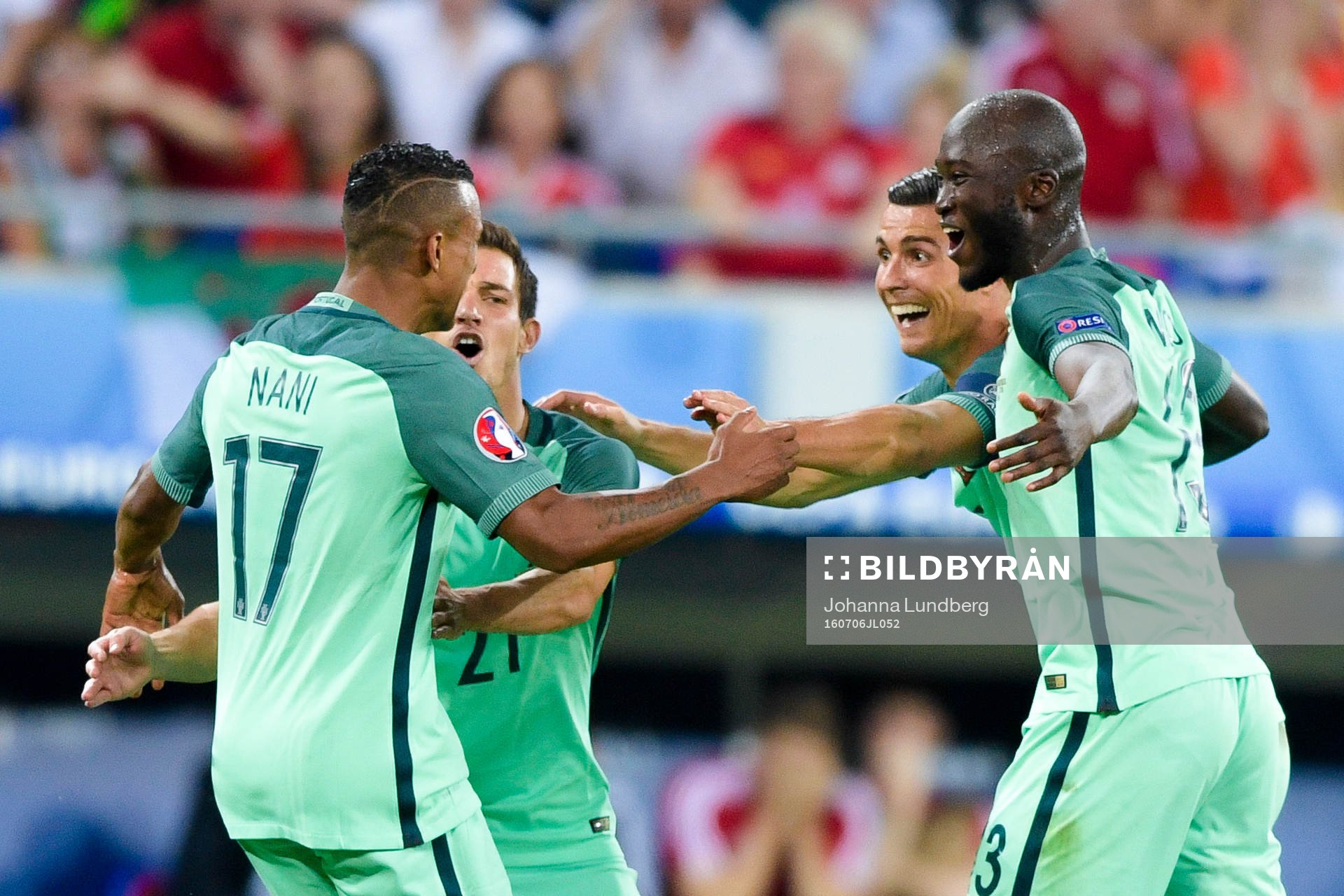 Portugals Cedric , Danilo och Cristiano Ronaldo jublar