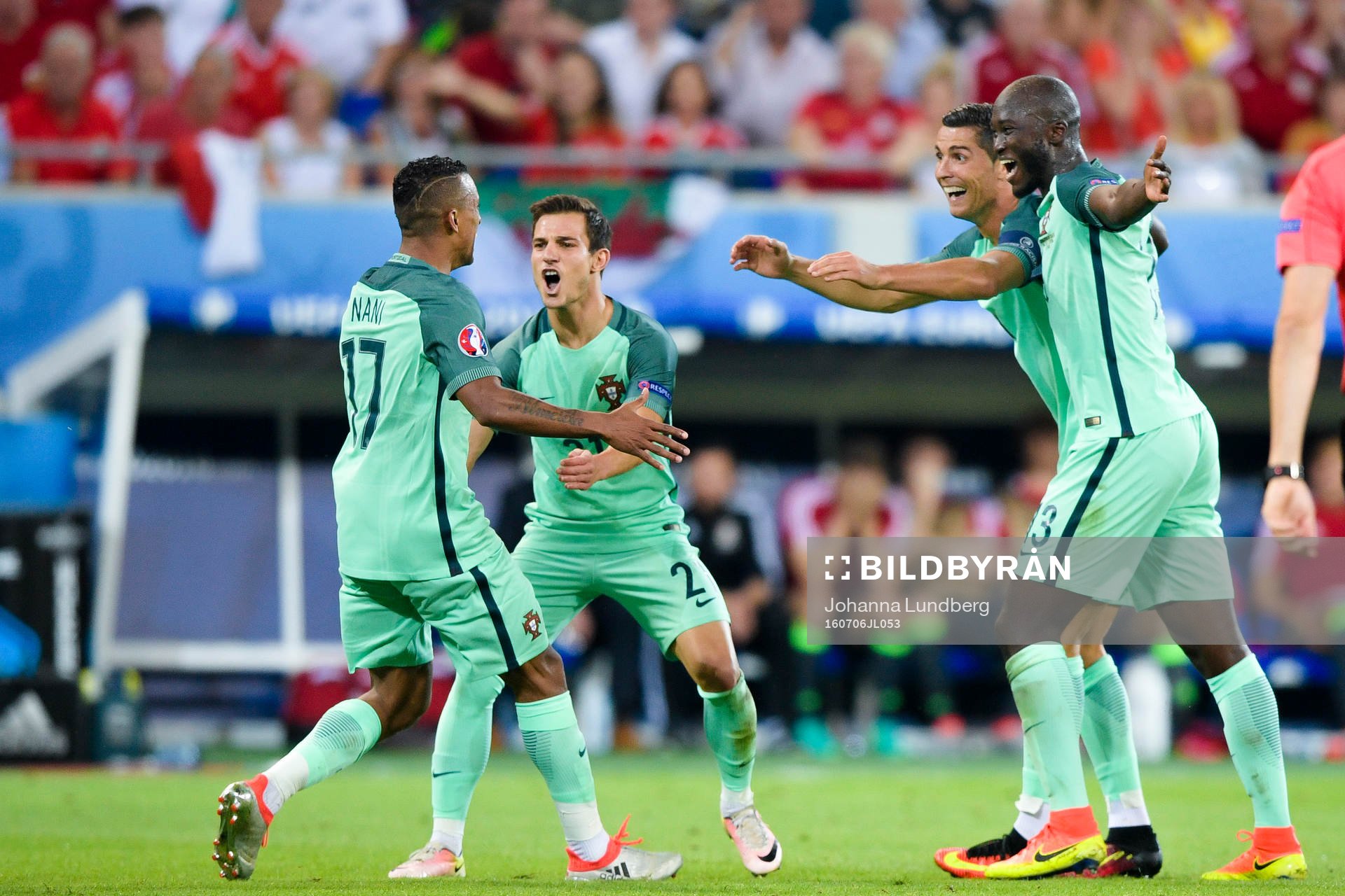 Portugals Cedric , Danilo och Cristiano Ronaldo jublar