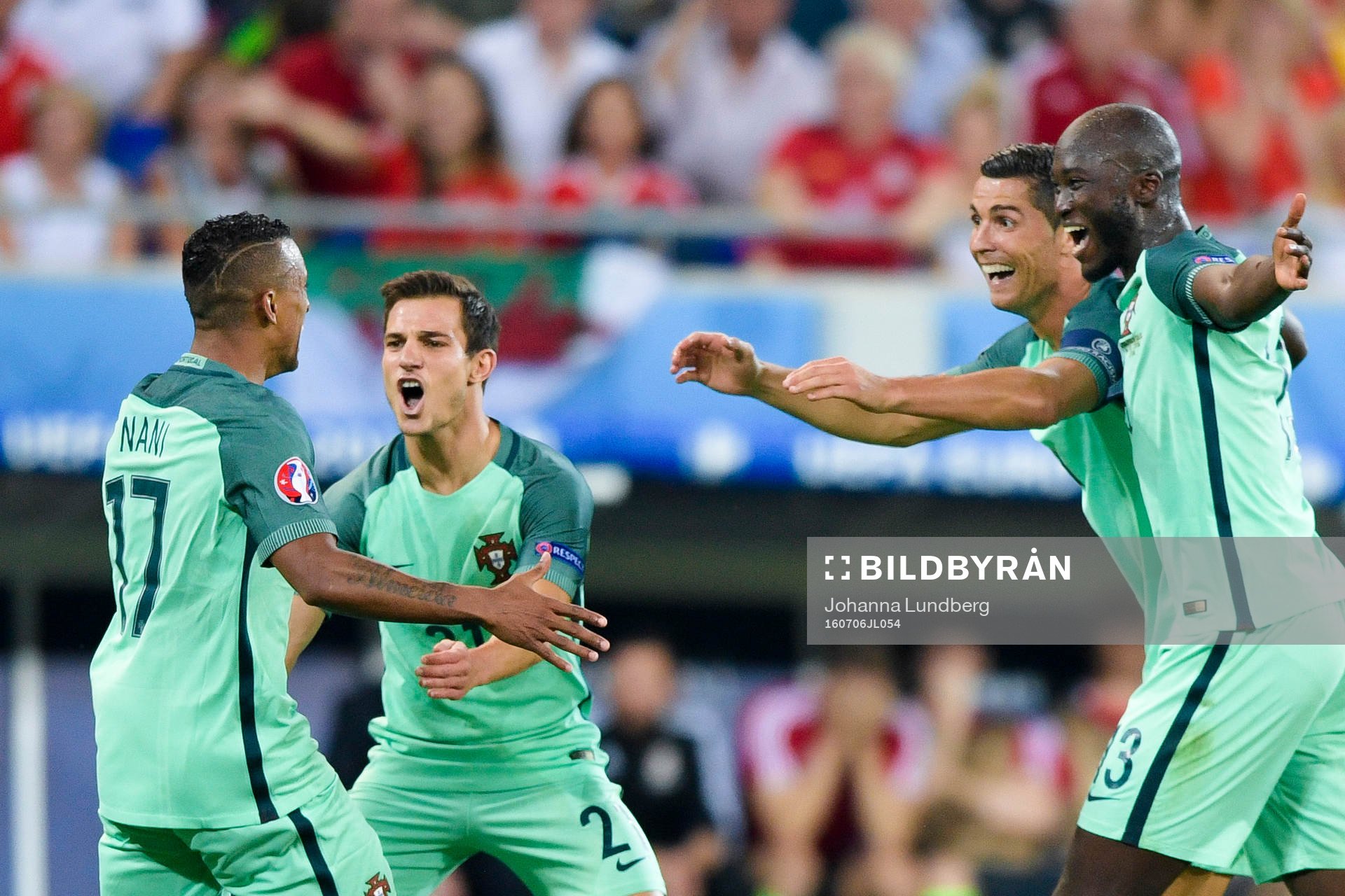 Portugals Cedric , Danilo och Cristiano Ronaldo jublar