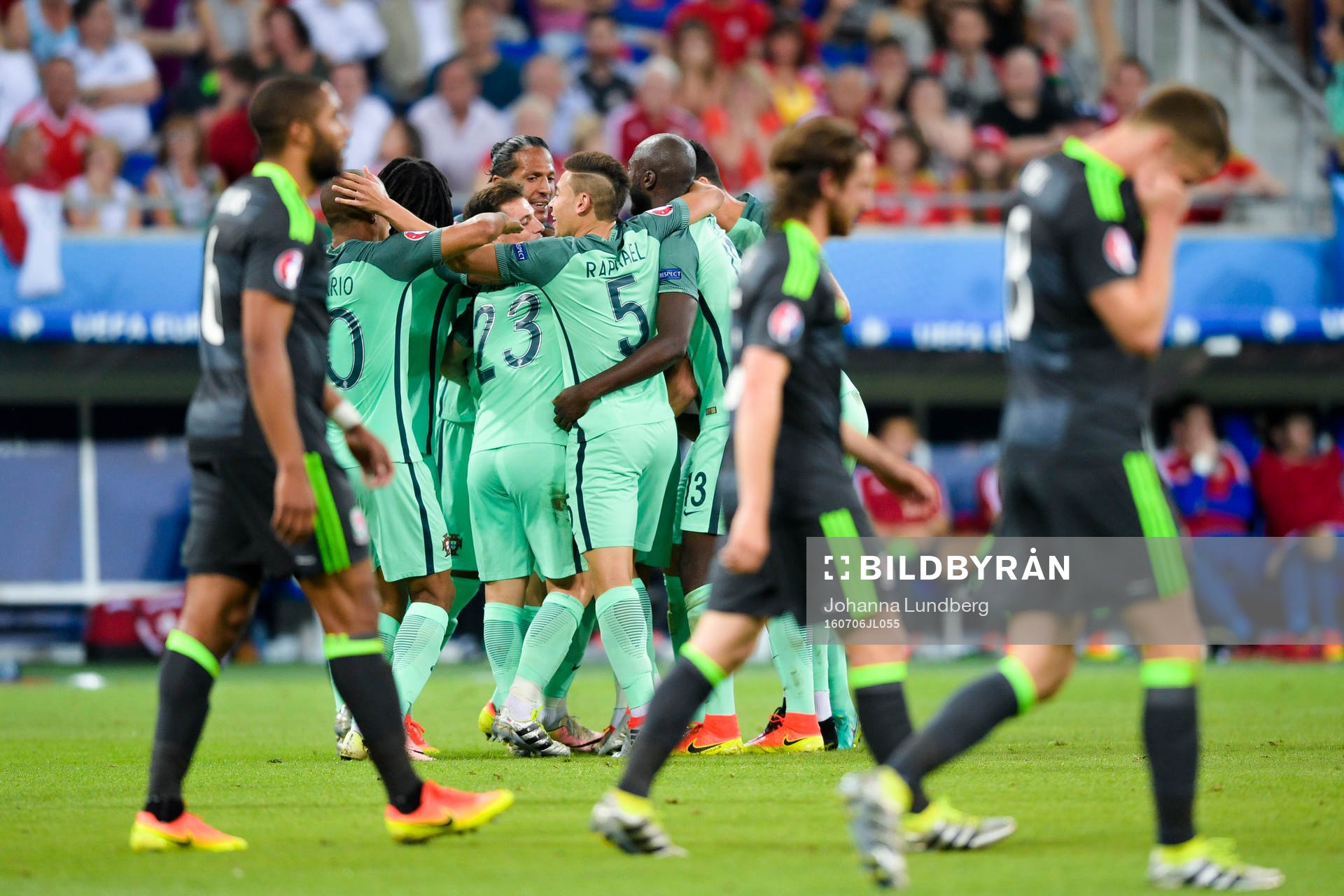 Portugals spelare jublar