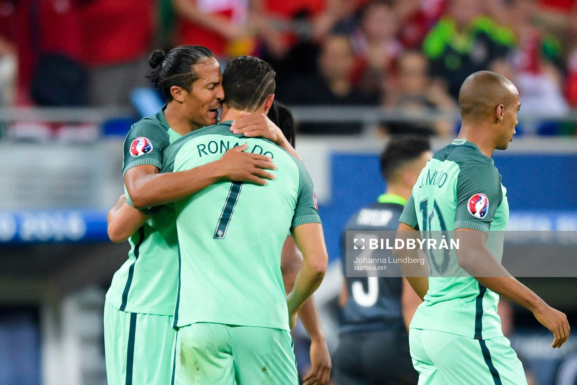 Portugals Bruno Alves och Cristiano Ronaldo jublar