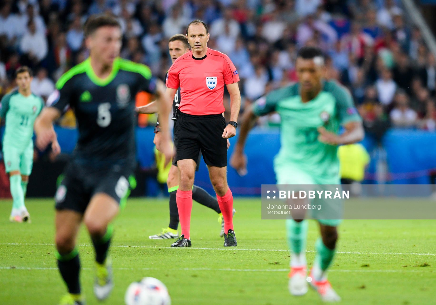 Matchens domare Jonas Eriksson under fotbollsmatchen mellan Portugal och Wales under fotbolls-EM den 6 juli 2016 i Lyon.