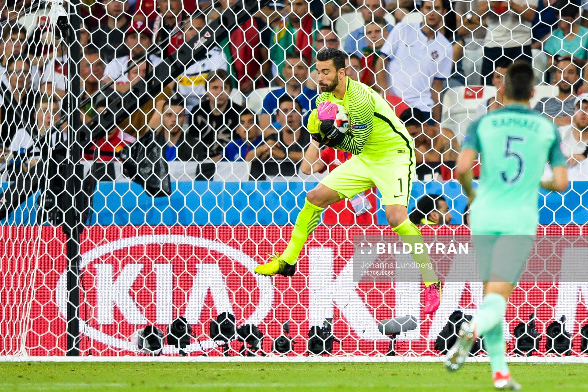 Portugals målvakt Rui Patricio räddar skott